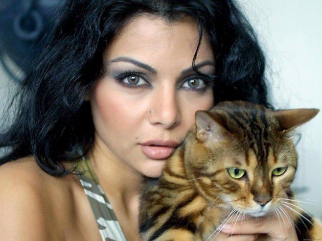 الفنانة اللبنانية هيفا وهبي وقطتها