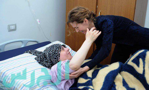 أسماء الأسد تزور سيدة في عيد المرأة