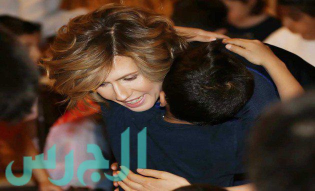 إين شهيد يعانق السيدة الأولى أسماء الأسد