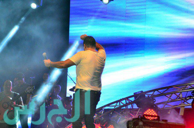 عمرو دياب يرقص