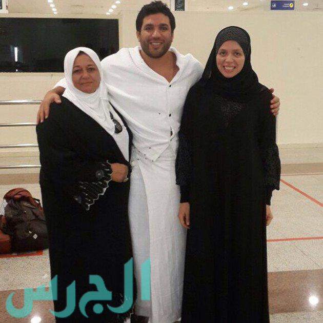 حسن الرداد وأمه وأخته