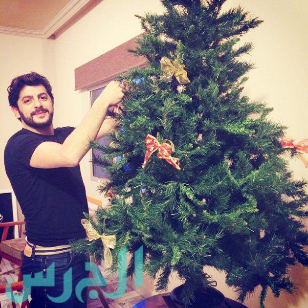 طوني عيسى يزين شجرة الميلاد