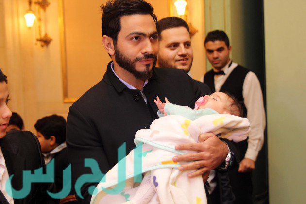 تامر حسني يحمل الطفلة اّمنة
