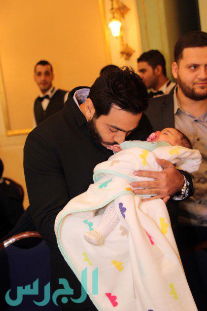 تامر حسني يقبل الطفلة اّمنة