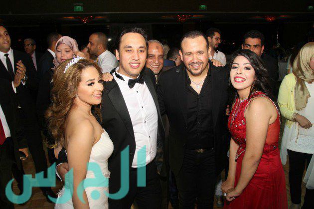 هشام عباس مع العروسين