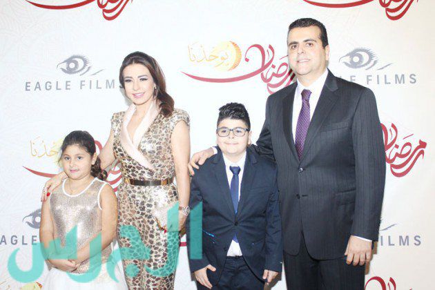 جمال سنان وزوجته ماغي بو غصن مع طفليهما يارا وريان