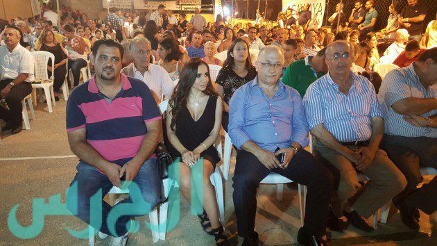داليا كريم تجلس بين الحشود