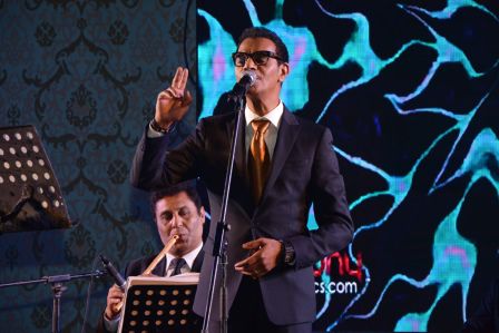 رابح صقر منسجماً مع أنغام إحدى أغنياته