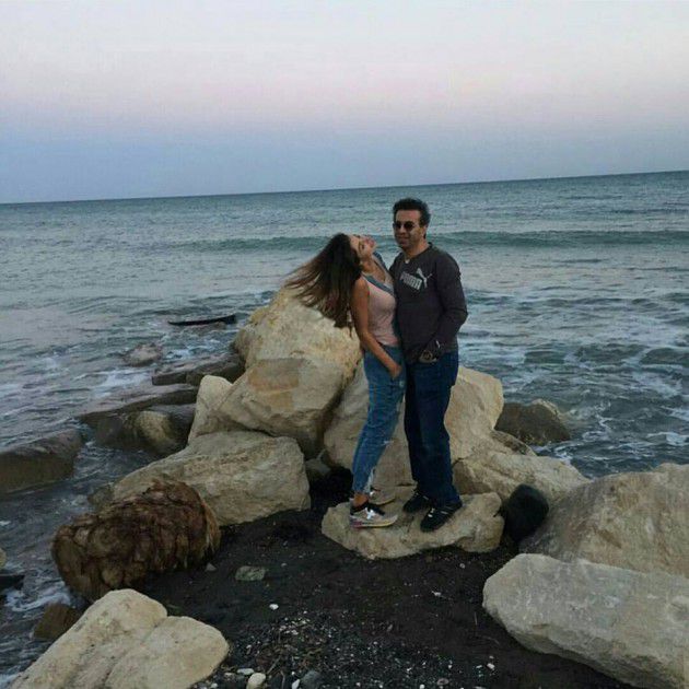 أنابيلا هلال وزوجها نادر صعب يستمتعان بالبحر