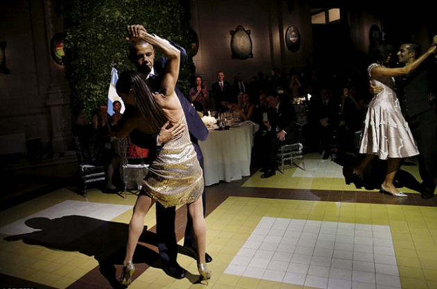أوباما يقوم بحركات الرقص التانغو