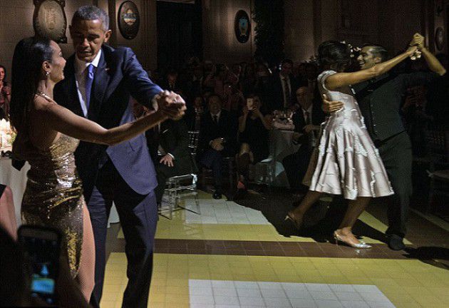 أوباما يرقص مع امرأة غير زوجته