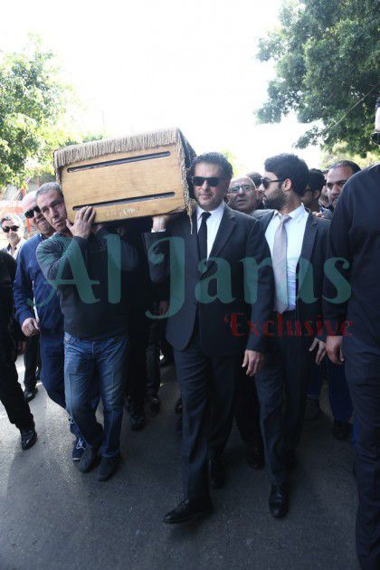 راغب يحمل نعش والده في الجنازة