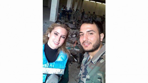 كنانة وجندي سوري في مكان القصف وخلفهم الموتى