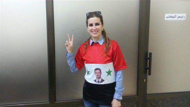 كنانة ترتدي قميص يحمل صورة الأسد