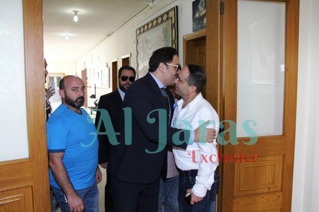 رامي عياش يقبل وسام الدنف