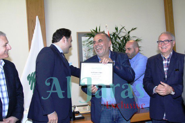 رامي يسلم شهادة تقدير لرئيس بلدية عاليه