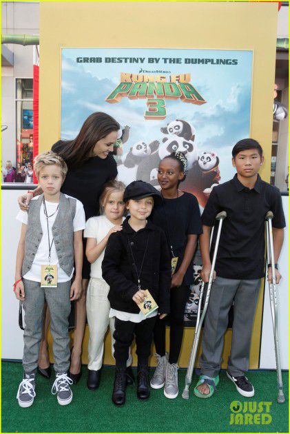 أنجلينا جولي مع أولادها
