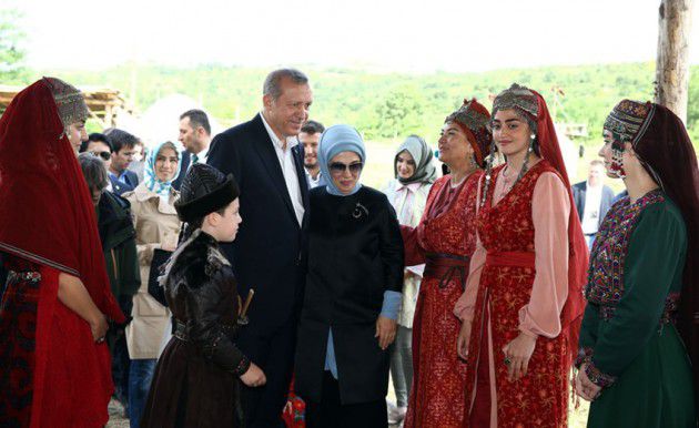 الرئيس التركي أردوغان وزوجته يجولان على أبطال العمل من النسوة 