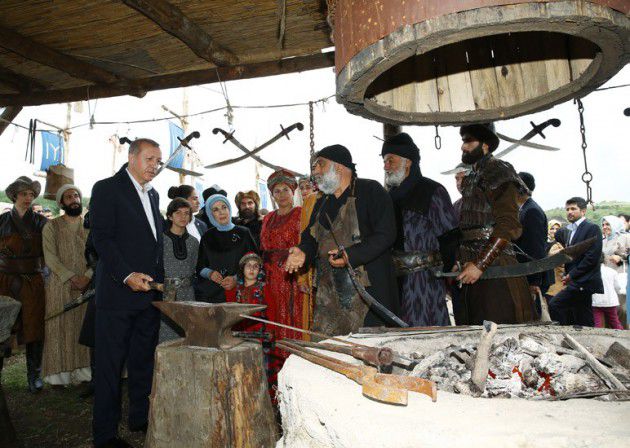 اردوغان يشارك ديلدمير بالطرق على الحديد لصناعة سيف النصر