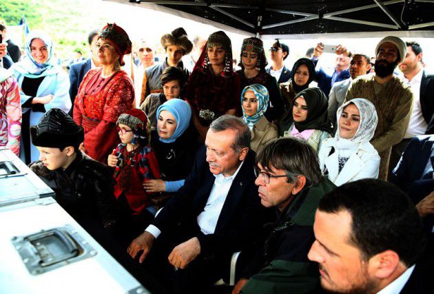 اردوغان وبعض أبطال العمل في غرفة المراقبة يتفرجون على مشاهد صورت قبل أن تذهب إلى المونتاج