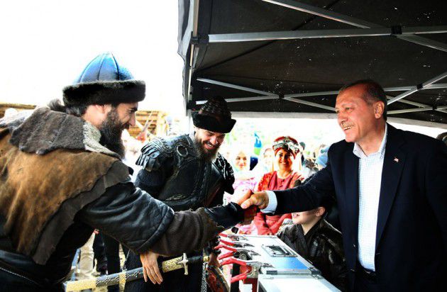 اردوغان يصافح أحد محاربي أرطغرل ا(إنجين التان) الذي يبدو خجولا
