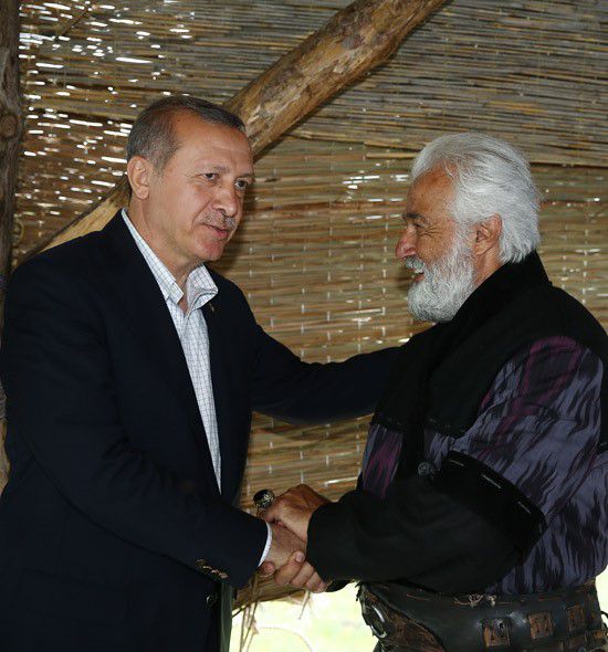 الرئيس التركي أردوغان يصافح سليمان شاه وكأنه الشاه الحقيقي