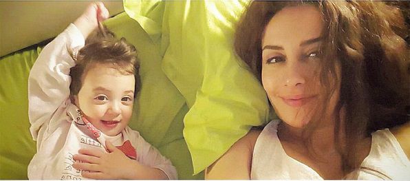 الممثلة السورية كندة حنا وابنتها على السرير