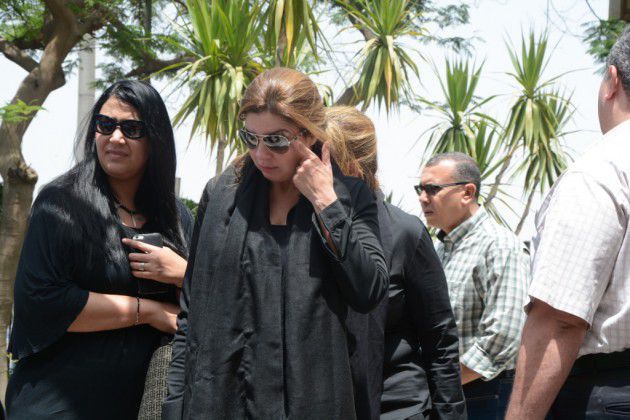 رانيا فريد شوقي متأثرة في الجنازة