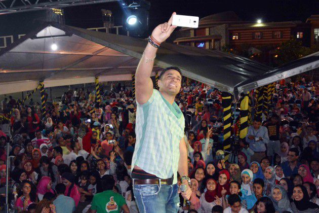 محمد نور يلتقط صورة سلفي له مع الجمهور