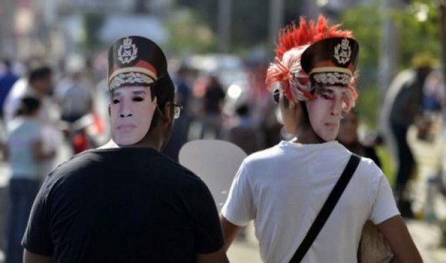 متظاهران يرتديان وجه السيسي