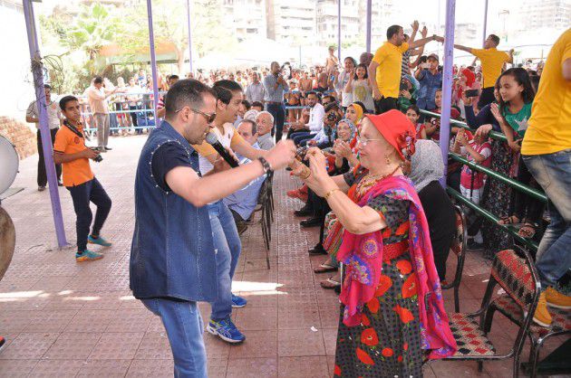 سعد الصغير يرقص مع إحدى السيدات