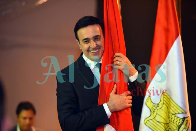 صابر يحتضن علم بلده تونس