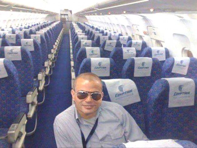 عمرو دياب وحده داخل الطائرة