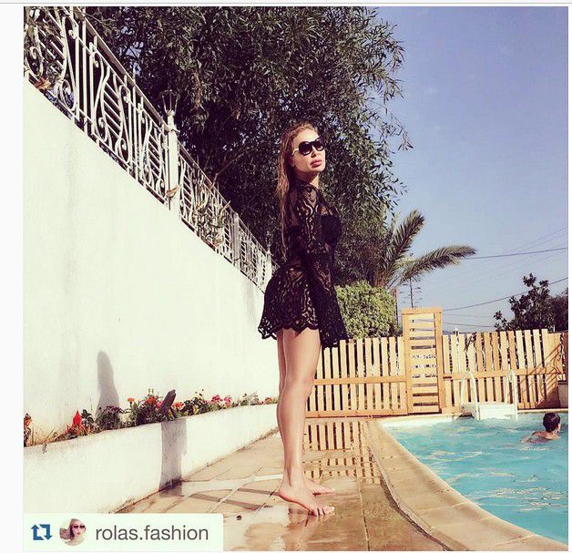 رولا سعد تقف أمام المسبح