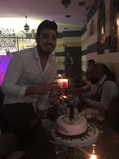 سام حسن يطفيء شموع عيد ميلاده