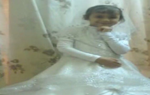 الطفلة يارا في فستان الزفاف