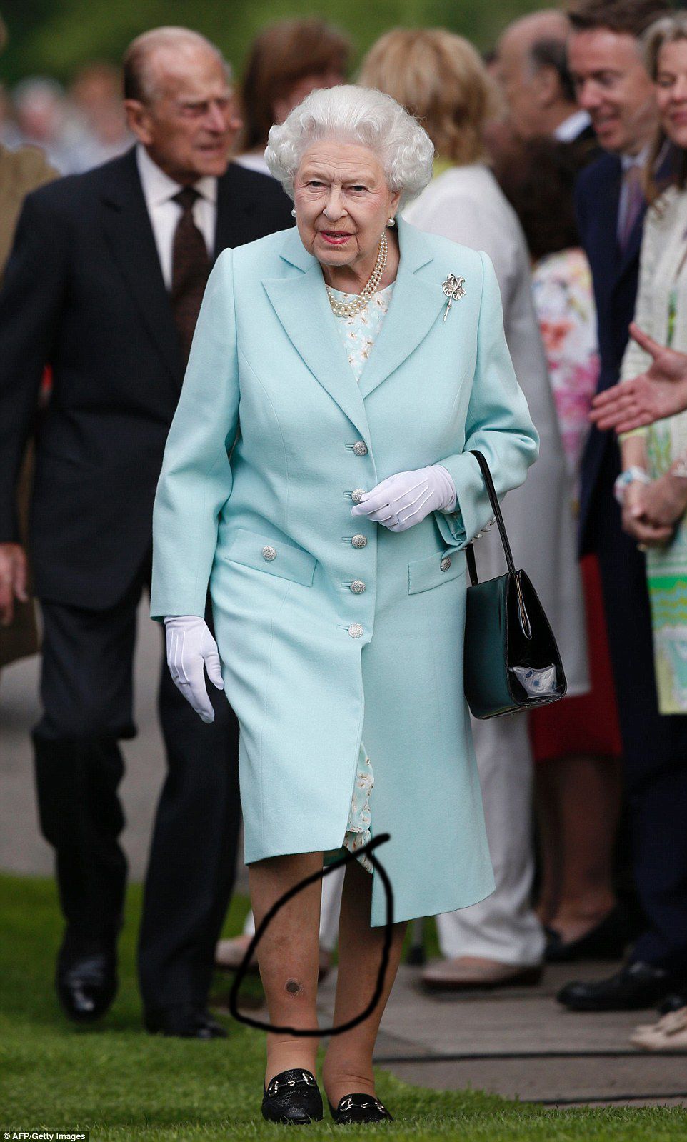 كيف تطل الملكة اليزابيث دون أن تغطي الفجوة المخيفة