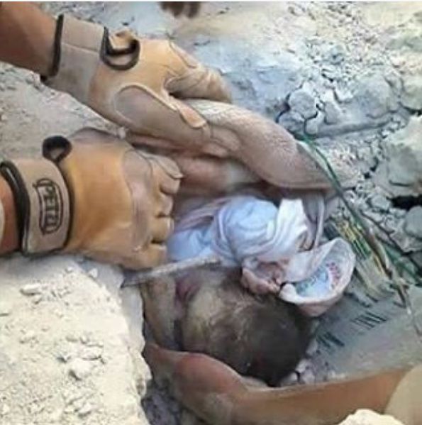 طفل سوري تحت الأنقاض
