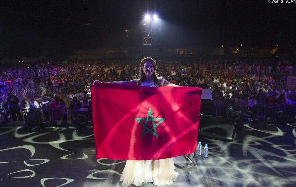 ديانا حداد ترفع العلم المغربي