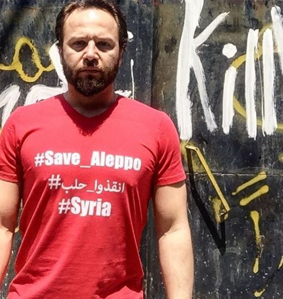 مكسيم يرتدي قميصاً أحمر ويتضامن مع حلب