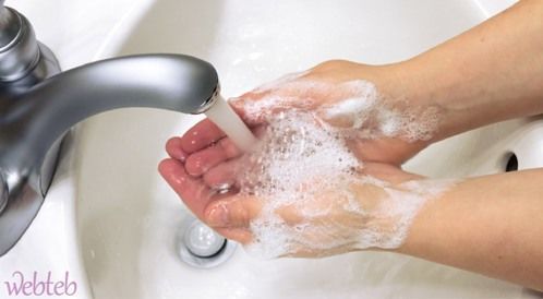  تكرار غسيل اليدين عدة مرات على الرغم من نظافتها