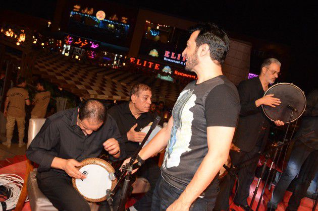إيهاب توفيق يتابع فرقته الموسيقية