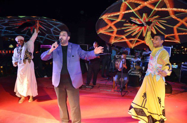 رقصة التنورة في حفل حسام حسني