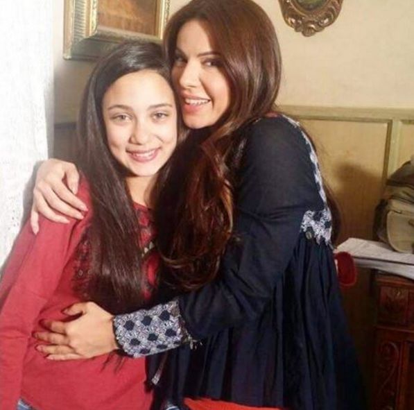 فريال يوسف مع ابنتها في مسلسل (سقوط حر)