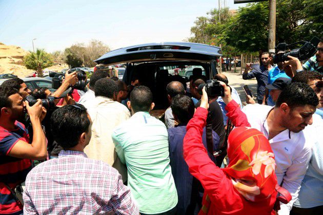 لحظة خروج جثمان محمد خان من سيارة الموتى