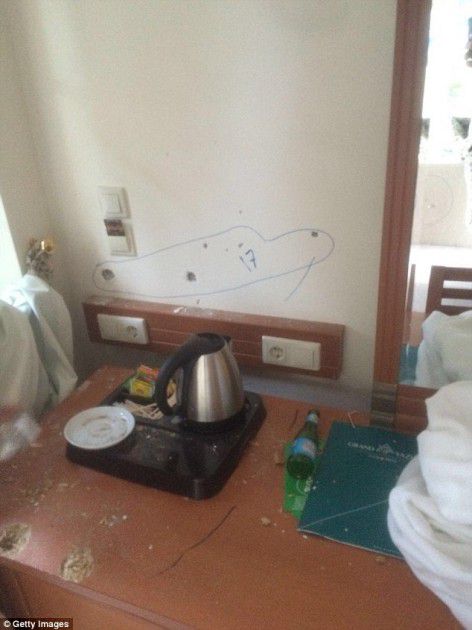 صورة من فندق غراند يازجي بعد مداهمة الجنود له، تظهر ثقوب الرصاص في الجدران