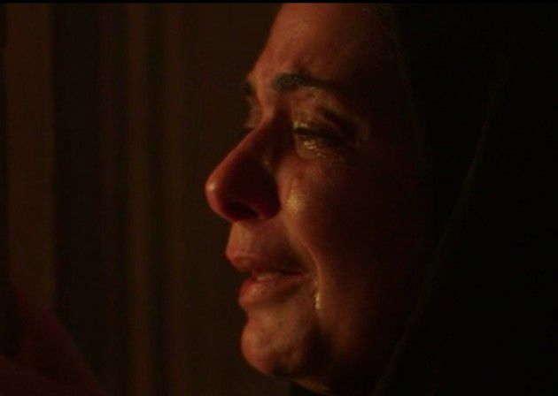 مشهد بكاء صابرين على ابنها في الحلقة الأخيرة