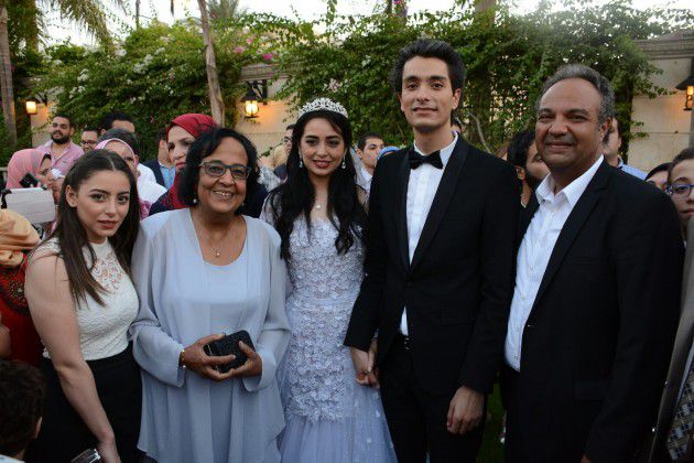 الهام عبد البديع ود.لميس جابر مع العروسين