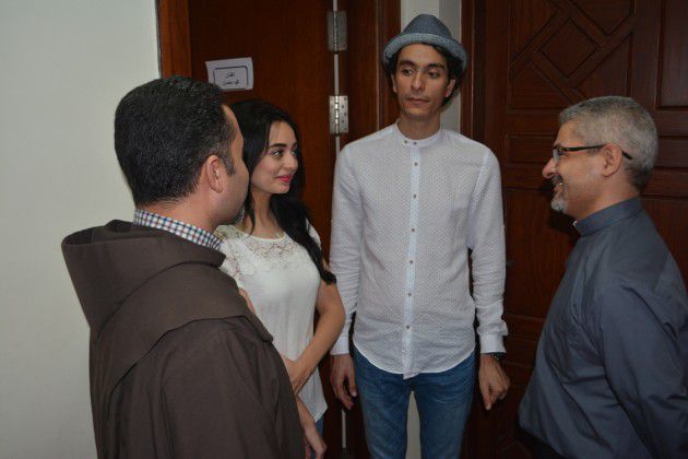 هبة مجدي وزوجها محمد محسن مع الأب بطرس دانيال