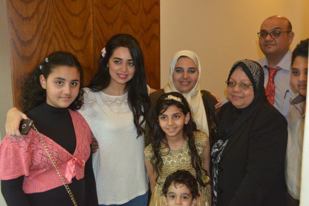 هبة مجدي مع والدتها وعائلتها